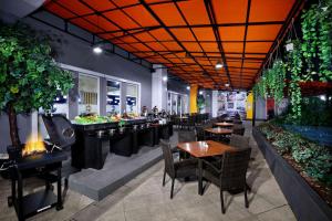 Majoituspaikan Vega Hotel Gading Serpong ravintola tai vastaava paikka