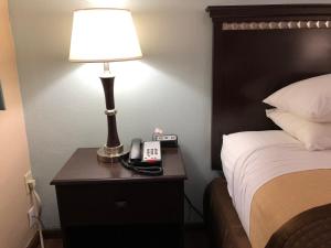 Postel nebo postele na pokoji v ubytování Value Inn Motel EUGENE AIRPORT