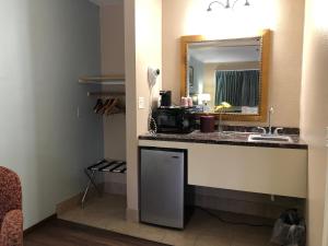 Kuchyň nebo kuchyňský kout v ubytování Value Inn Motel EUGENE AIRPORT