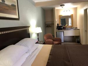 Postel nebo postele na pokoji v ubytování Value Inn Motel EUGENE AIRPORT