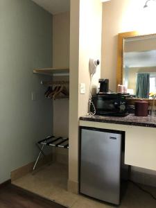 Kuchyň nebo kuchyňský kout v ubytování Value Inn Motel EUGENE AIRPORT