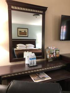TV a/nebo společenská místnost v ubytování Value Inn Motel EUGENE AIRPORT
