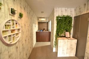 una oficina con una pared verde y un pasillo en Randor Residence Tokyo Classic, en Tokio