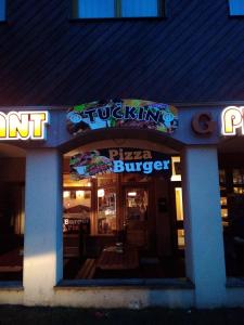 un fast food con un cartello per gli hamburger di pizza di apartmán Tuckin a Rokytnice nad Jizerou