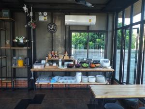 eine Küche mit einem Tisch mit Essen drauf in der Unterkunft BaanKampu Resort in Pak Chong