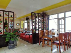een eetkamer met een tafel en stoelen bij OYO 3020 Penginapan Citra Rasa in Sarangan