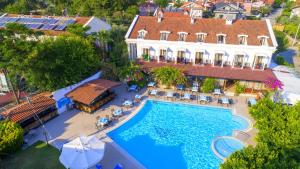 Ein Blick auf den Pool von der Unterkunft Göcek Lykia Resort Premium Concept Hotel oder aus der Nähe