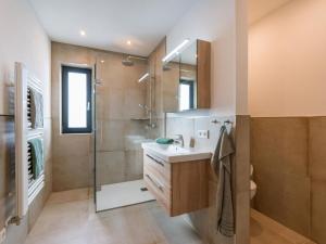 łazienka z umywalką i prysznicem w obiekcie Appartement Strasser w mieście Söll