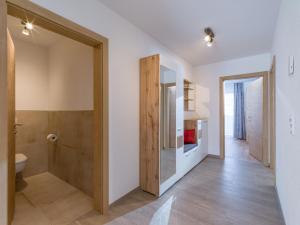 łazienka z prysznicem i toaletą w obiekcie Appartement Strasser w mieście Söll