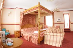 Tempat tidur dalam kamar di Radstock Hotel near Bath