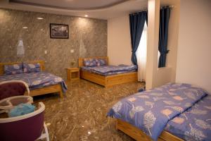 1 Schlafzimmer mit 2 Betten und einem Fenster in der Unterkunft Villa Suối Mùa Xuân in Da Lat