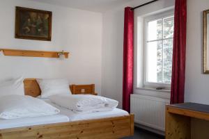 1 dormitorio con 2 camas y ventana en Weißer Löwe en Burgthann