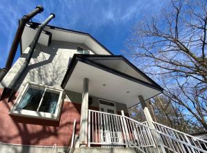 Budova, kde se chata nachází