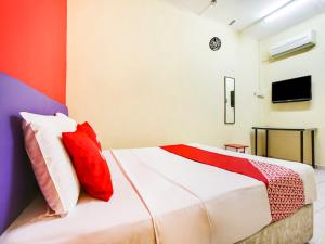 A bed or beds in a room at OYO 89615 T Family Hotel