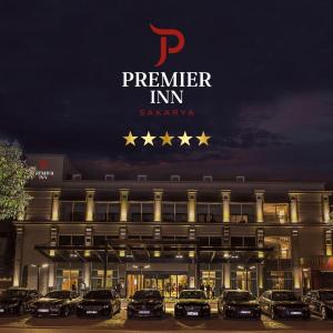 Premier Inn Sakarya في ساكاريا: مبنى كبير فيه سيارات تقف امامه