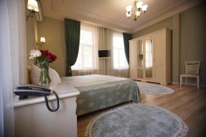 Llit o llits en una habitació de Grand Kavkaz Hotel