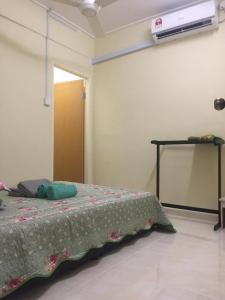 Un pat sau paturi într-o cameră la WARDAH HOMESTAY