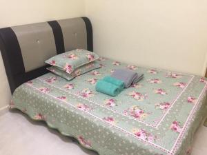 A bed or beds in a room at WARDAH HOMESTAY