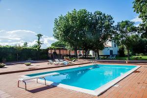 - une grande piscine sur une terrasse en briques dans l'établissement Villa Alberto, à Eboli