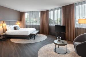 una camera d'albergo con un letto e un divano di Hotel Victoria a Basilea