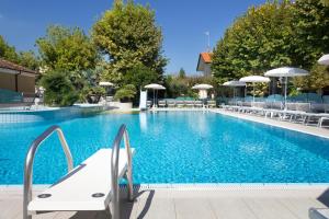 The swimming pool at or close to Hotel Paris Resort