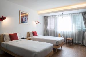 een hotelkamer met 2 bedden en een raam bij Potala Guest House in Kathmandu