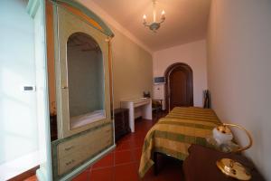 カポディモンテにあるAgriturismo Bisenzioのベッドルーム1室(ベッド1台付)、ドレッサーが備わります。