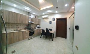 Η κουζίνα ή μικρή κουζίνα στο Kayan Apartments