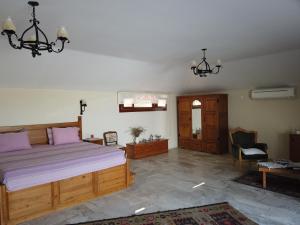 1 dormitorio con 1 cama grande con almohadas moradas en Exclusive Boutique Hotel, en Fethiye