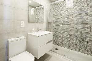 Un baño con inodoro, lavabo y ducha. en Koxka - Basque Stay, en San Sebastián 53 fotos más