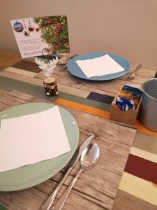 un tavolo in legno con un piatto e un cucchiaio di Il Battello a Cesenatico