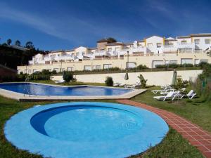 una gran piscina frente a un gran edificio en Torrox Beach Club en Torrox Costa