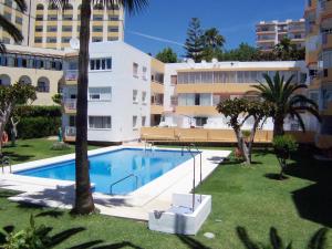 une piscine en face d'un bâtiment dans l'établissement Torresol, à Nerja