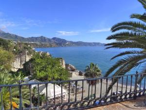 balkon z widokiem na ocean w obiekcie Coronado 4 w mieście Nerja