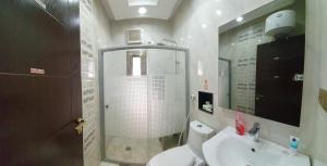 Ένα μπάνιο στο Kayan Apartments +48 φωτογραφίες