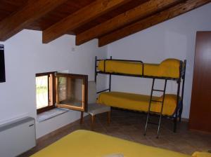 Habitación con litera y ventana en Country House Casale D'Orio, en Ascea