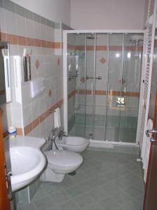 y baño con 2 aseos y ducha. en Country House Casale D'Orio, en Ascea