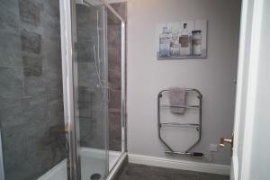 ein Badezimmer mit Dusche mit Glastür in der Unterkunft Old Bakers Cottage ground floor apartment centrally located in Grasmere with patio area in Grasmere + 23 Fotos