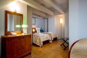 Habitación de hotel con 2 camas y espejo en Red Brick Apartments, en Cracovia