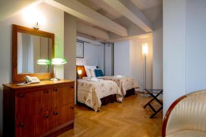 Una habitación de hotel con dos camas y un espejo. en Red Brick Apartments, en Cracovia