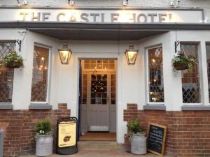 un restaurant avec un panneau indiquant l'hôtel en espèces dans l'établissement Castle Hotel, à Eynsford