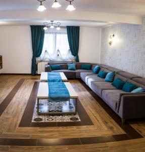 una sala de estar con un sofá y una mesa en Vila Molidul Zarnesti, en Zărneşti