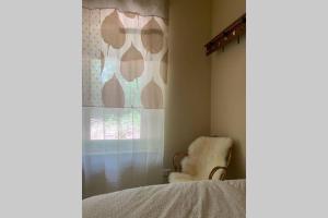 Schlafzimmer mit einem Bett und einem Fenster in der Unterkunft Tine Boshuisje Veluwe in Otterlo