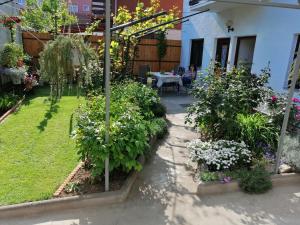 Vonkajšia záhrada v ubytovaní MZ Apartment