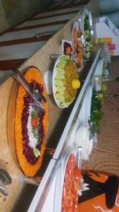 ein Tisch mit mehreren Teller Essen drauf in der Unterkunft Sena Hotels in Ürgüp