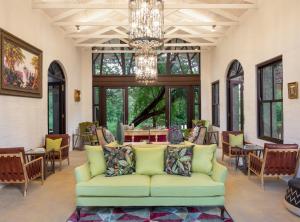 Mbano Manor Hotel Victoria Falls的休息区
