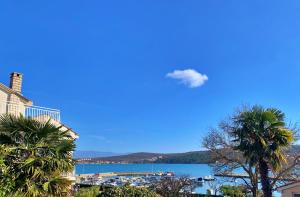 Un nuage dans le ciel au-dessus d'une masse d'eau dans l'établissement Apartments Nevenka K., à Čižići