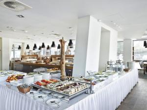 ein Buffet mit Speisen in einem Restaurant in der Unterkunft VacationClub – Seaside Apartament 348 in Kołobrzeg