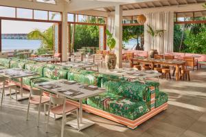 Restaurace v ubytování The Standard, Huruvalhi Maldives