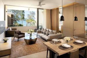 卡马拉海滩Twinpalms MontAzure Phuket的带沙发和桌子的客厅